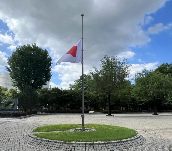 日降半旗致哀舉動引發外界關注，部分觀點認為日本企圖透過葬禮外交釋放善意，藉此挽救持續探底的中日關係。&nbsp;&nbsp;&nbsp;圖：翻攝自日本國駐華大使館Ｘ帳號