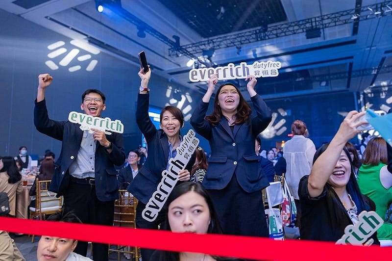 昇恆昌將持續與全體同仁並肩前行，為旅客帶來更具溫度的旅遊零售服務體驗