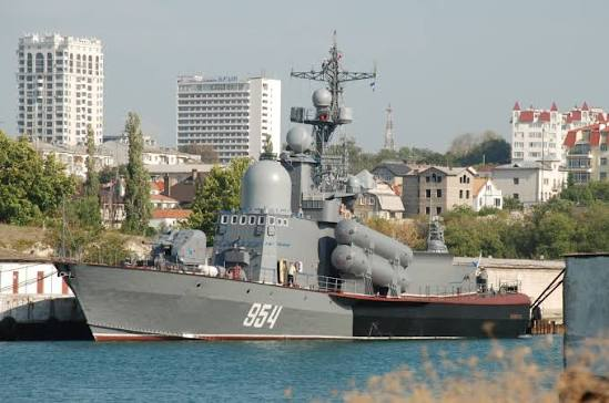 俄羅斯導彈護衛艦「伊萬諾維茨號」在距離頓努茲拉夫約 12 公里處的克里米亞海域，遭烏克蘭 MAGURA V5 海上無人機擊中並沉沒。&nbsp;&nbsp;&nbsp;圖：翻攝自 X @jalle51