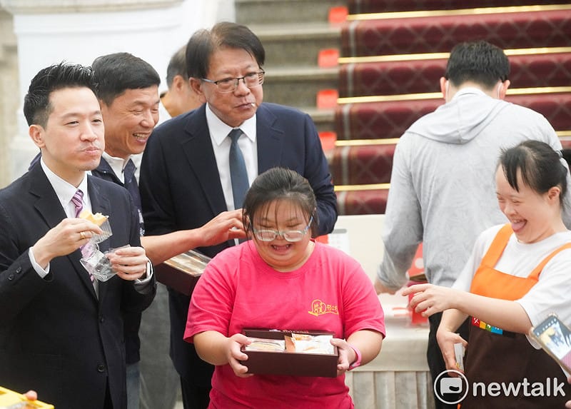 潘孟安、何志偉一起享用社福團體生產的禮盒。 圖：張良一/攝 