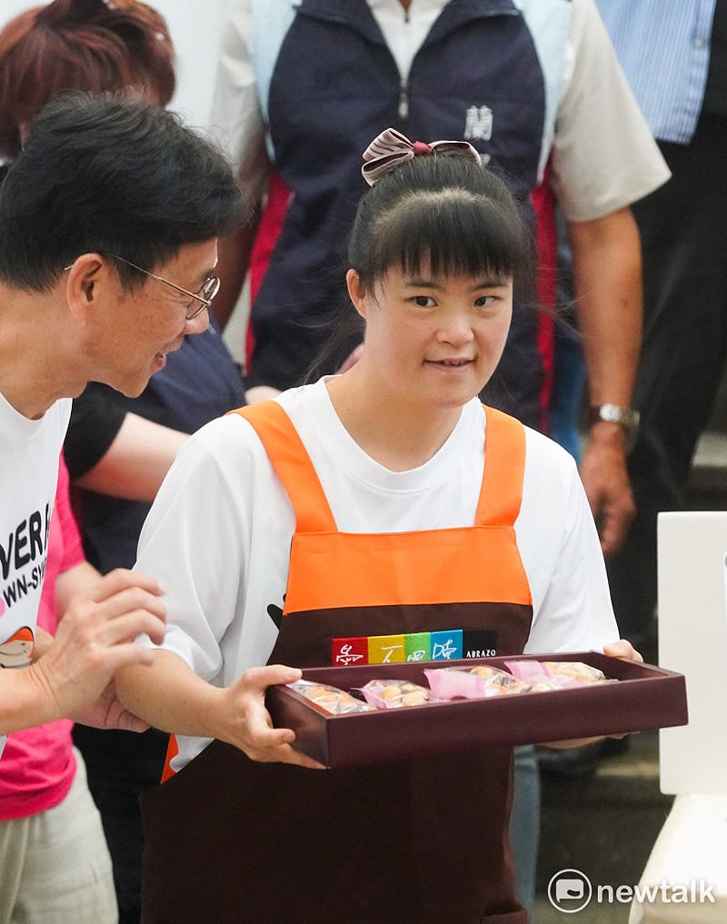 針對總統府國務機要費遭國民黨立委全數刪凍，致使總統府無法向社福團體訂購他們生產的禮盒，總統府祕書長潘孟安今邀集社福團體在總統府召開記者會，呼籲企業及社會大眾採購社福團體生產的禮盒，以行動支持他們。&nbsp;&nbsp;&nbsp;圖：張良一/攝