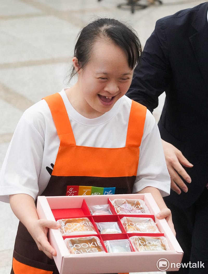 針對總統府國務機要費遭國民黨立委全數刪凍，致使總統府無法向社福團體訂購他們生產的禮盒，總統府祕書長潘孟安今邀集社福團體在總統府召開記者會，呼籲企業及社會大眾採購社福團體生產的禮盒，以行動支持他們。&nbsp;&nbsp;&nbsp;圖：張良一/攝