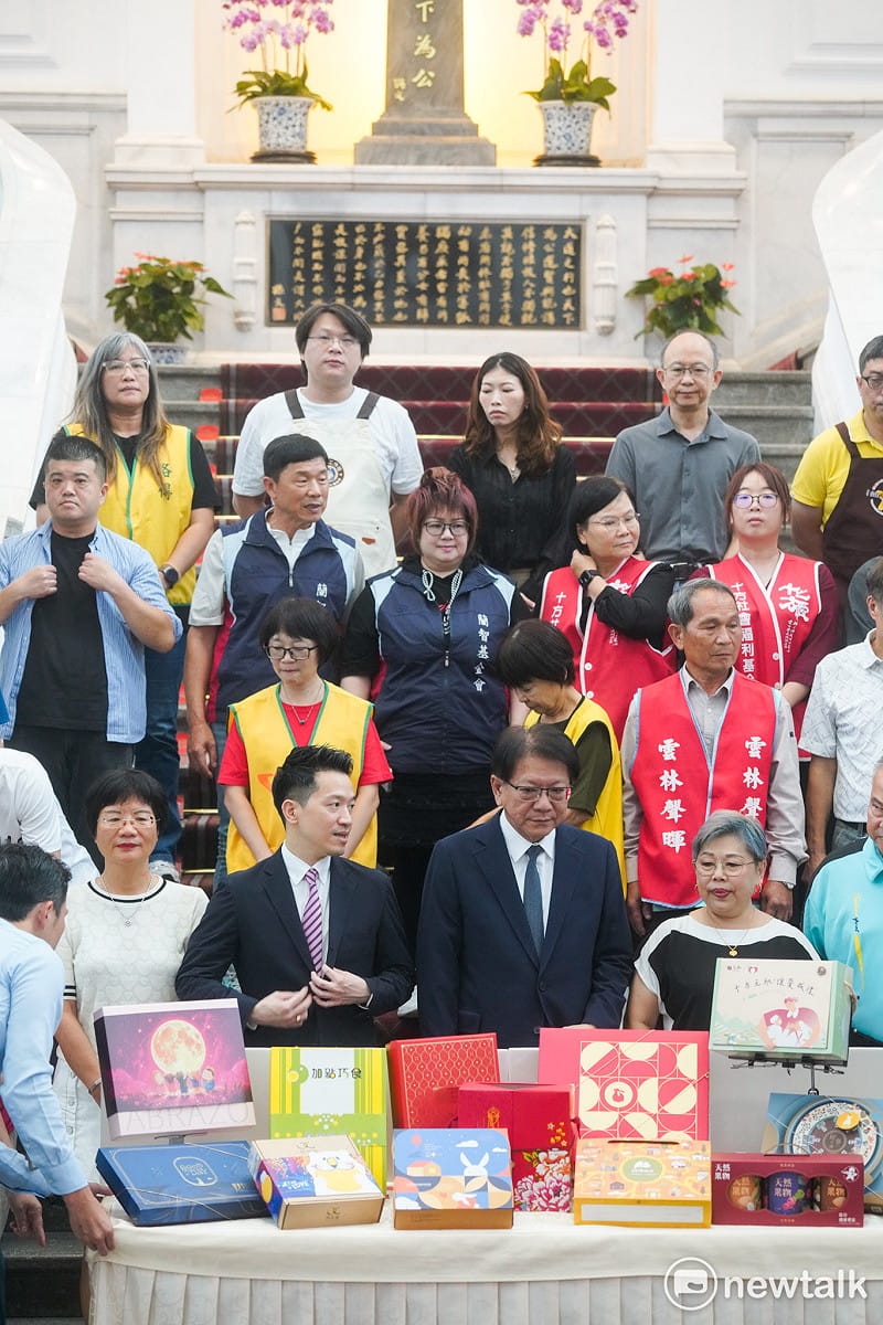針對總統府國務機要費遭國民黨立委全數刪凍，致使總統府無法向社福團體訂購他們生產的禮盒，總統府祕書長潘孟安今邀集社福團體在總統府召開記者會，呼籲企業及社會大眾採購社福團體生產的禮盒，以行動支持他們。&nbsp;&nbsp;&nbsp;圖：張良一/攝