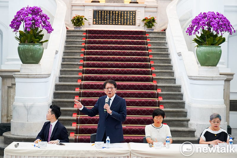 潘孟安呼籲企業及社會大眾採購社福團體生產的禮盒，以行動支持他們。 圖：張良一/攝 