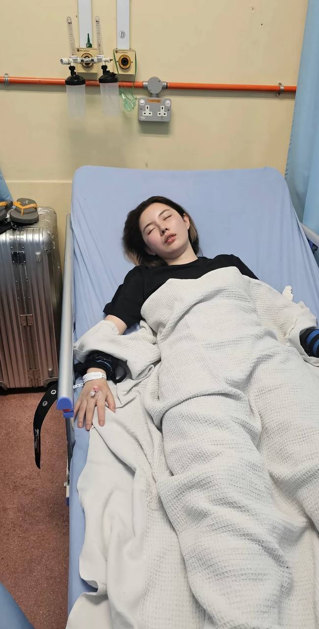一名 27 歲的中國籍女子在機場大廳情緒完全失控，不僅赤腳在現場奔跑跳舞，更對著周圍公眾大聲咆哮，引發現場眾多旅客圍觀與安全疑慮。&nbsp;&nbsp;&nbsp;圖：翻攝自 X @whyyoutouzhele