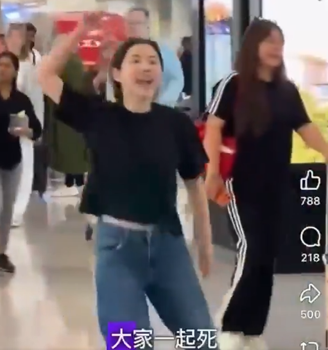  該女子朝公眾大聲喊叫：新加坡投不投降？日本投不投降？視頻最後，該女子情緒激動地喊叫說：“如果她死在馬來西亞，大家一起死。 圖：翻攝自 X @whyyoutouzhele 