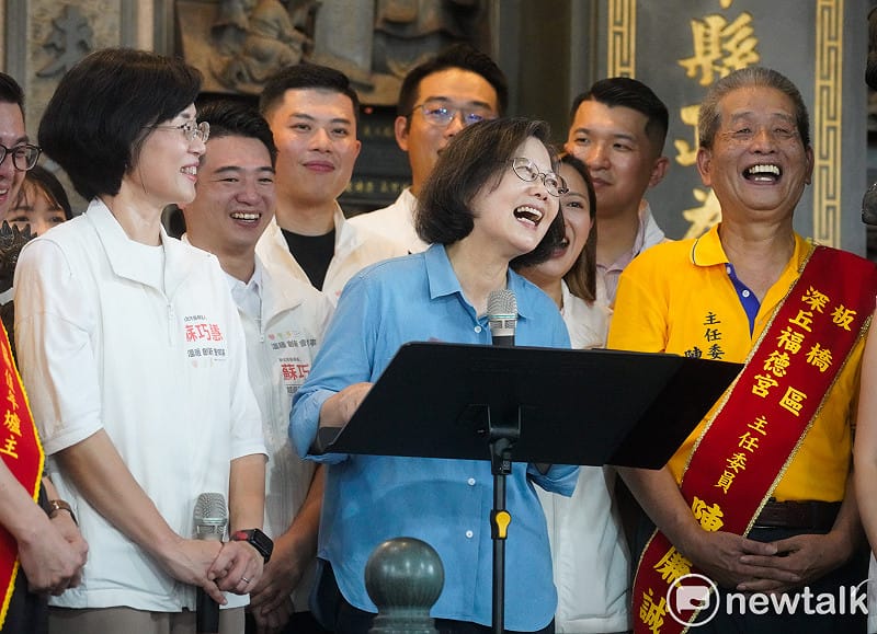  擔任新北市長候選人蘇巧慧競辦主委的前總統蔡英文，在選前最後一百天，在蘇巧慧等人和陪同下，到板橋深丘福德宮參香，並為蘇巧慧拉抬聲勢。 圖：張良一/攝 
