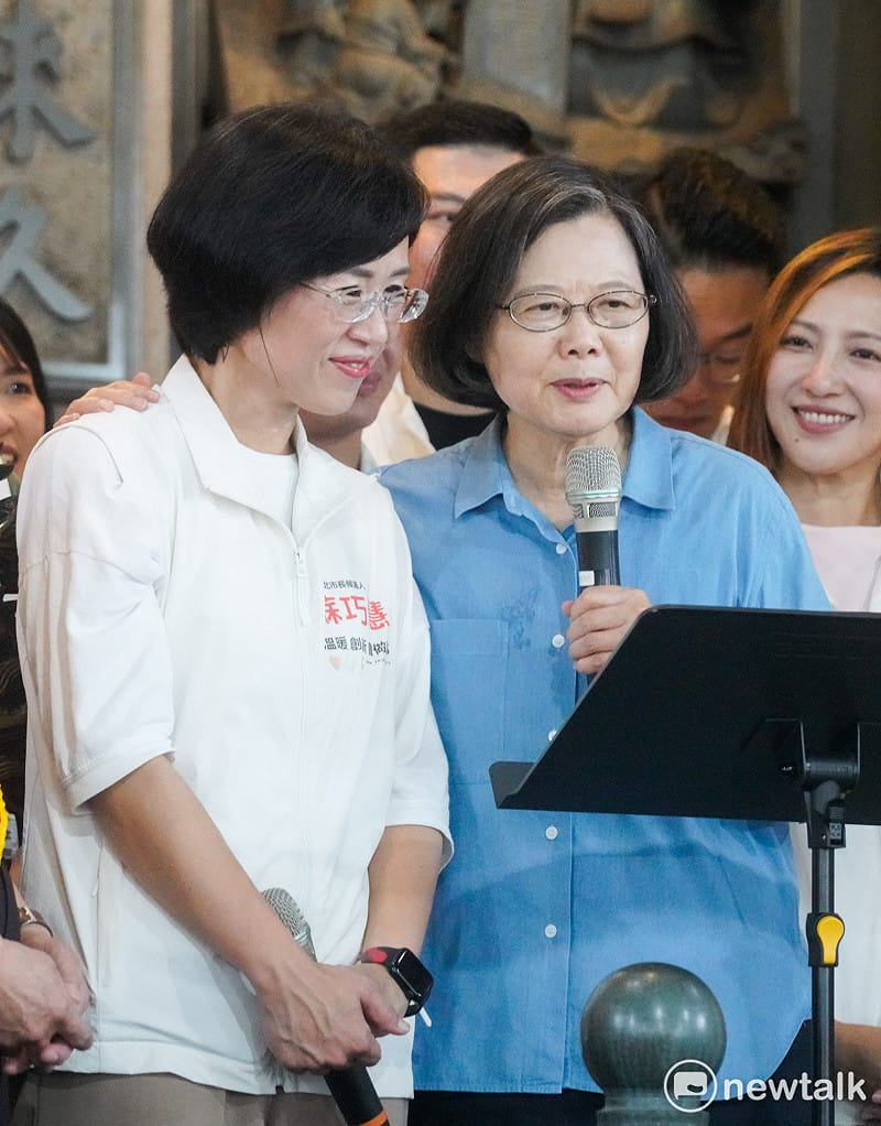 擔任新北市長候選人蘇巧慧競辦主委的前總統蔡英文，在選前最後一百天，在蘇巧慧等人和陪同下，到板橋深丘福德宮參香，並為蘇巧慧拉抬聲勢。&nbsp;&nbsp;&nbsp;圖：張良一/攝