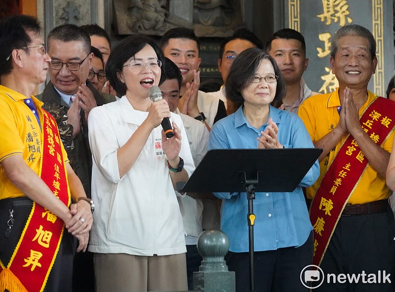 擔任新北市長候選人蘇巧慧競辦主委的前總統蔡英文，在選前最後一百天，在蘇巧慧等人和陪同下，到板橋深丘福德宮參香，並為蘇巧慧拉抬聲勢。&nbsp;&nbsp;&nbsp;圖：張良一/攝