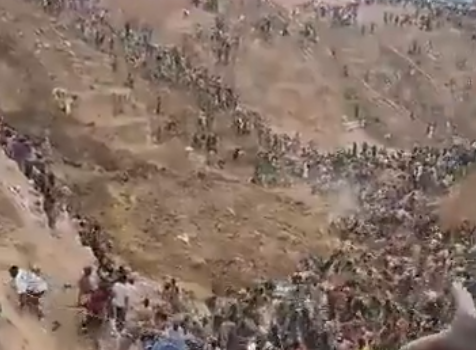  當地主管機關已出面證實這起大規模山崩意外，並沉痛表示地下深處極可能仍有許多民眾受困，整體的搶救情況與生還機率十分不樂觀。 圖：翻攝自 X @MarioNawfal 