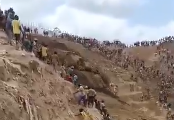  大量土石瞬間崩落，導致數十名礦工與當地民眾慘遭活埋，現場情況極度混亂且駭人。 圖：翻攝自 X @africansinnews 
