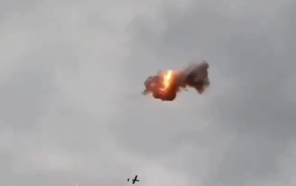 烏軍士兵在戰場用自動步槍擊落俄軍無人機。&nbsp;&nbsp;&nbsp;圖：翻攝自 X @NOELreports
