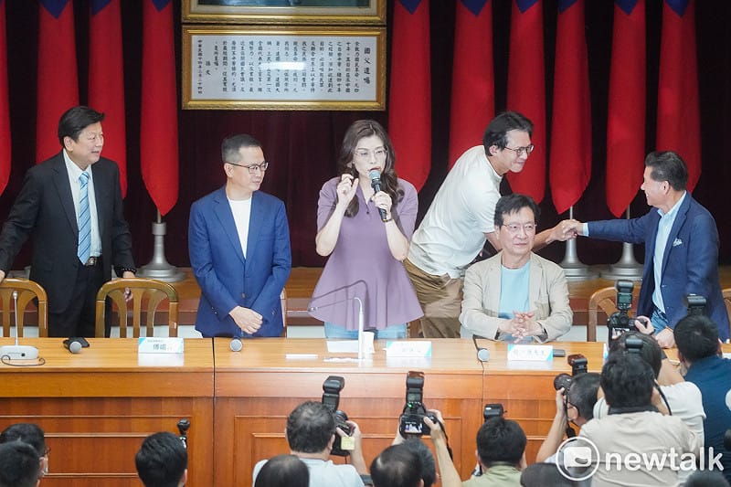 國民黨主席鄭麗文、民眾黨主席黃國昌、國民黨立院黨團總召傅崐萁、趙少康等人出席「說歷史陪爸媽」首映會。&nbsp;&nbsp;&nbsp;圖：張良一/攝