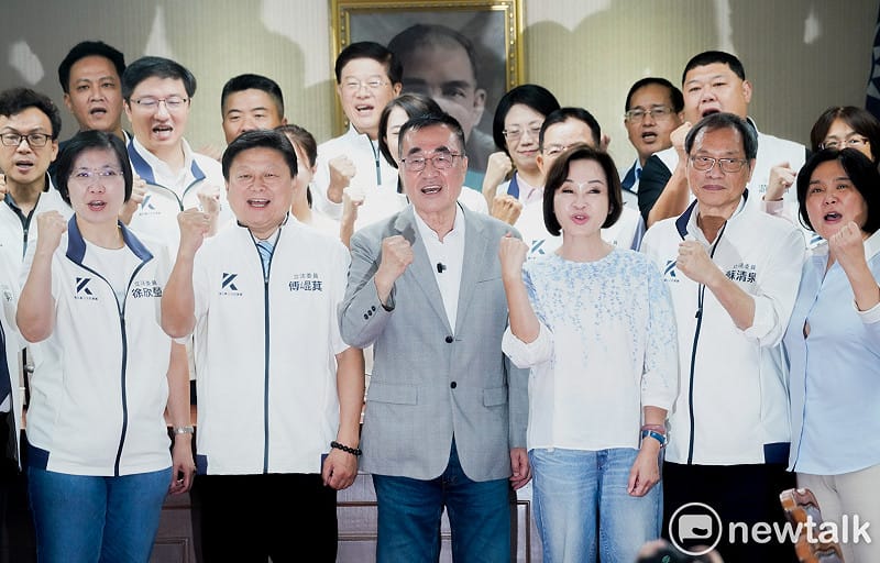 國民黨新北市長參選人李四川拜會國民黨立院黨團，並高呼凍蒜。&nbsp;&nbsp;&nbsp;圖：張良一/攝