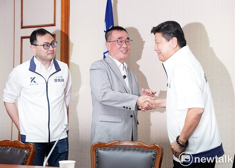 國民黨新北市長參選人李四川拜會國民黨立院黨團時，向總召傅崐萁握手致意。&nbsp;&nbsp;&nbsp;圖：張良一/攝
