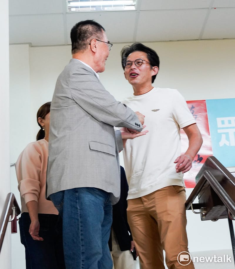 國民黨新北市長參選人李四川拜會民眾黨立院黨團後，向主席黃國昌握手致意。&nbsp;&nbsp;&nbsp;圖：張良一/攝