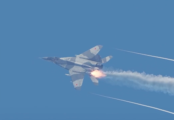 烏軍先動用 MiG-29 戰鬥機投擲 GBU-39 精確導引炸彈,拔除俄軍後方彈藥庫與指揮所,接著配合重型轟炸無人機壓制前沿火力,最終由特種部隊迂迴清剿。 圖:翻攝自 X @jason_sim_98 烏軍先動用 MiG-29 戰鬥機投擲 GBU-39 精確導引炸彈,拔除俄軍後方彈藥庫與指揮所,接著配合重型轟炸無人機壓制前沿火力,最終由特種部隊迂迴清剿。 圖:翻攝自 X @jason_sim_98