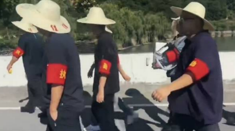 當地政府不顧村民強烈反對,執意在二級飲用水源保護區內,強行推進一座年出欄量達 10 萬頭的大型養豬場建設項目。紅袖章的政府工作人員闖入村莊。 圖:翻攝自 X @5xyxh 當地政府不顧村民強烈反對,執意在二級飲用水源保護區內,強行推進一座年出欄量達 10 萬頭的大型養豬場建設項目。紅袖章的政府工作人員闖入村莊。 圖:翻攝自 X @5xyxh