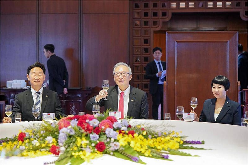 外交部政務次長吳志中（中）、共同民主黨議員郭相彥（左）、韓國「祖國革新黨」議員金載原（右）。&nbsp;&nbsp;&nbsp;圖：外交部網站