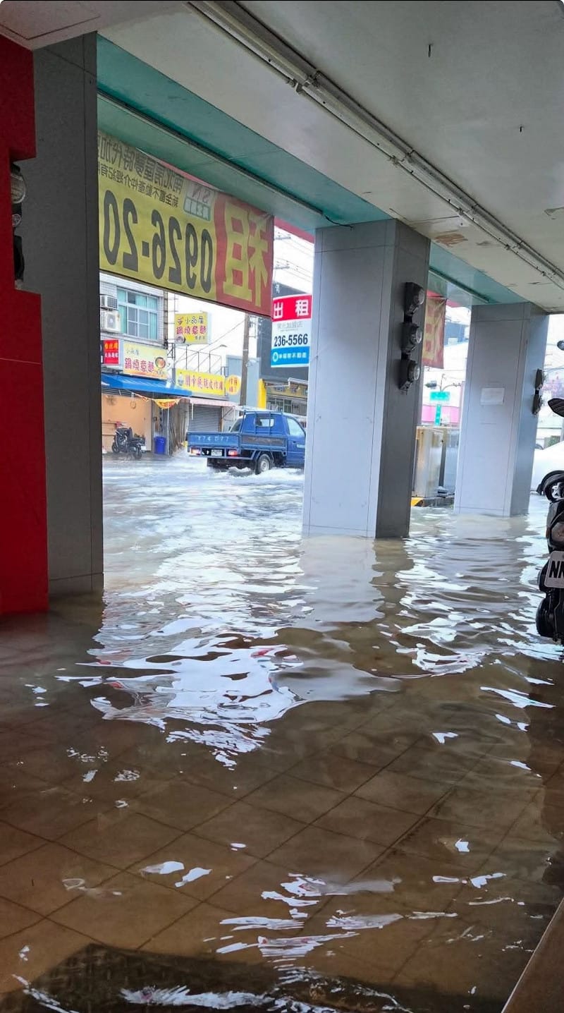 昨晚入夜後雨勢進一步加劇，許多民眾紛紛在社群平台上通報各地災情。&nbsp;&nbsp;&nbsp;圖：翻攝自stepdown.8088