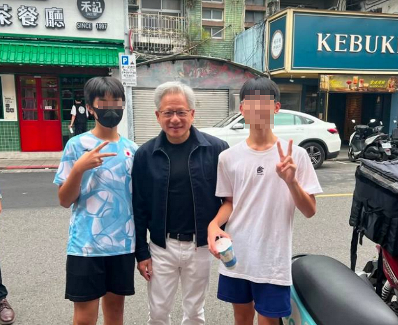  黃仁勳偕同妻子今（23）日雙雙現身台北街頭，甚至被民眾目擊前往大安區建國南路一帶排隊買包子。 圖：翻攝自 thread @neil.chan.54 