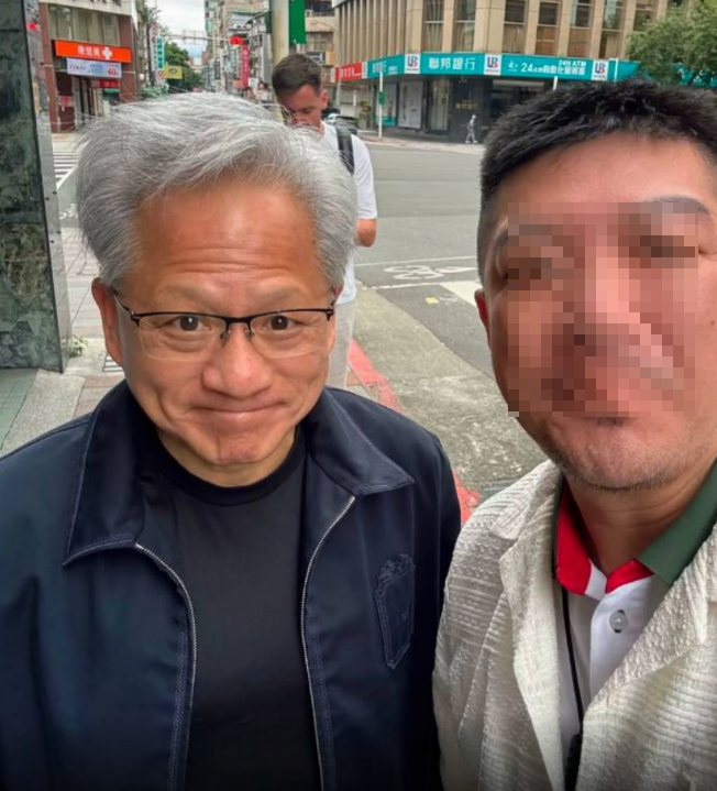  黃仁勳大方與民眾合照。 圖：翻攝自 thread @joe_life6988 