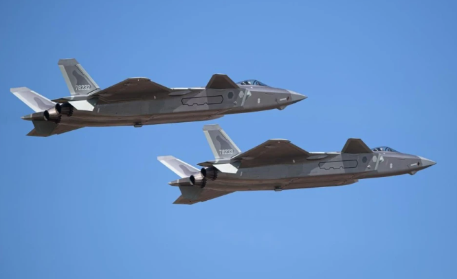  日本在 2022 年曾邀請德國颱風（Typhoon）戰機模擬殲-20。儘管同為鴨翼佈局，但殲-20 具備更複雜的升力體設計，戰場感知能力更遠超當時配備機械掃描雷達的颱風戰機。 圖：翻攝自騰訊網