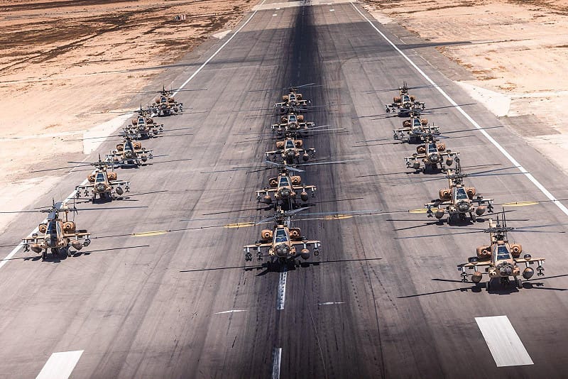 以色列空軍第 190 中隊裝備的 AH-64 阿帕契武裝直升機。&nbsp;&nbsp;&nbsp;圖：翻攝自 X @PtisiMagazine