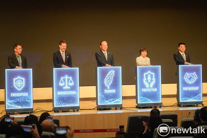 2026年防制人口販運國際研討會今（25）天舉行開幕典禮，行政院政務委員季連成、內政部長劉世芳等人在會中一起按鈕為研討會啟動。&nbsp;&nbsp;&nbsp;圖：張良一/攝