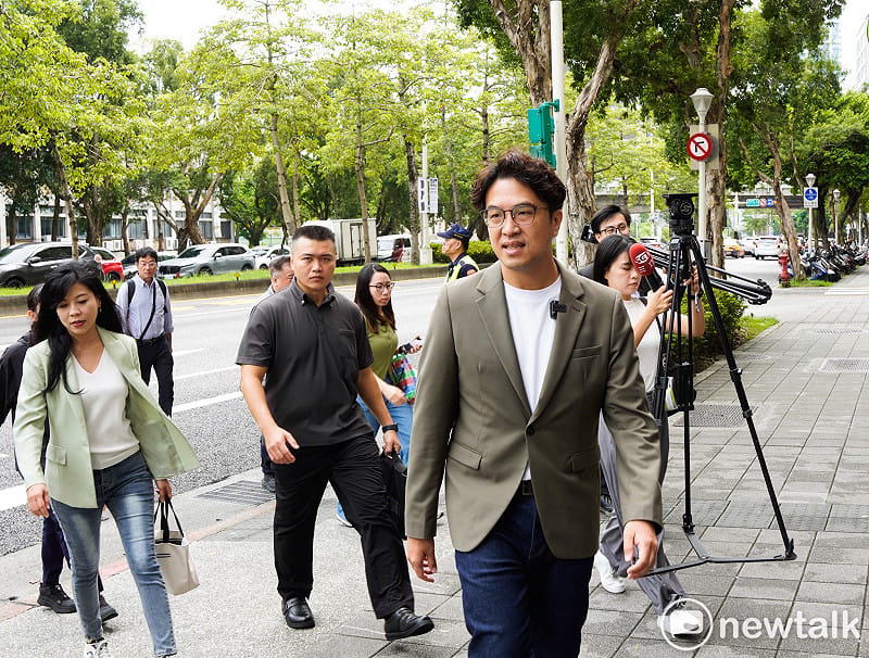  民進黨台北市長參選人沈伯洋舉行「都市微森林」政策記者會，並在會前先了解北科大種樹狀況。 圖：張良一/攝 