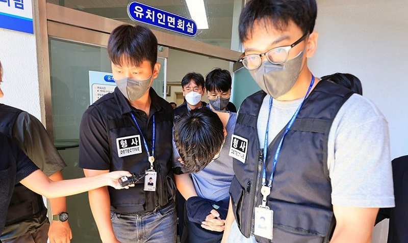 該警官非但沒有認真調查,反而向警方謊稱已聯繫過張美蘭,並告知她平安無事。後來,調查人員發現另一起失蹤人口案件也以類似的方式處理,這名警官因此被逮捕。 圖:翻攝自 X @ilovekdramatwt 該警官非但沒有認真調查,反而向警方謊稱已聯繫過張美蘭,並告知她平安無事。後來,調查人員發現另一起失蹤人口案件也以類似的方式處理,這名警官因此被逮捕。 圖:翻攝自 X @ilovekdramatwt