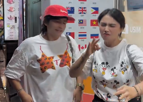  聾啞中國及旅客在一家貨幣兌換服務場所看到帶有中華民國國旗圖案的標誌後，用手語表達不滿，認為台灣是中國的一部分，並且試圖將中華民國國旗揭下來。 圖：翻攝自 X @whyyoutouzhele 