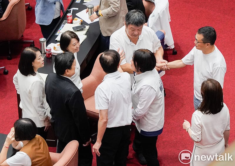 國民黨立委陳雪生日前因疑似浮報助理費案遭檢方約談，陳雪生今午現身立法院議場時，國民黨立委趨前致意。&nbsp;&nbsp;&nbsp;圖：張良一/攝