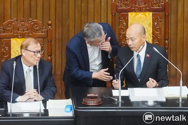 立法院院會今針對無人載具採購條例進行逐條表決，民進黨立院黨團總召蔡其昌一度走到院長韓國瑜旁交換意見，最後仍通過在野黨版本。&nbsp;&nbsp;&nbsp;圖：張良一/攝
