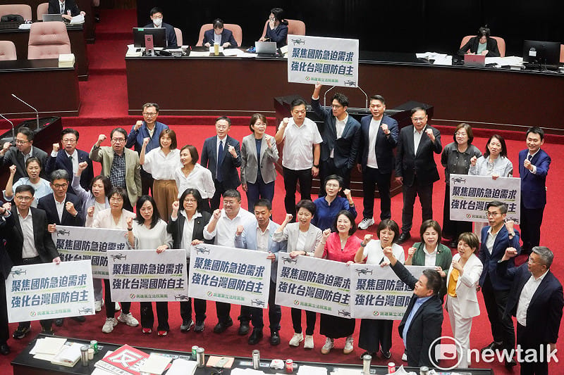 民進黨立委在立法院院會三讀通過強化國防自主及無人載具產業發展條例草案後舉牌合影。&nbsp;&nbsp;&nbsp;圖：張良一/攝