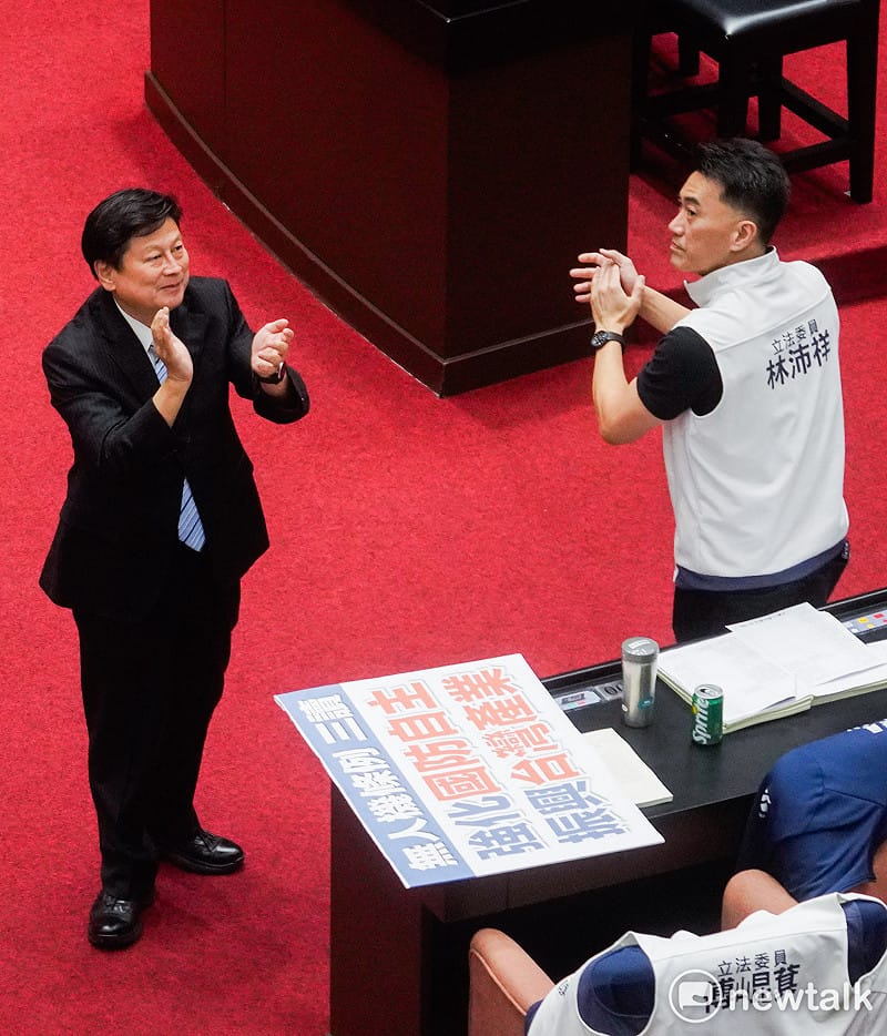 國民黨立院黨團總召傅崐萁、書記長林沛祥在立法院院會三讀通過強化國防自主及無人載具產業發展條例草案後鼓掌。&nbsp;&nbsp;&nbsp;圖：張良一/攝