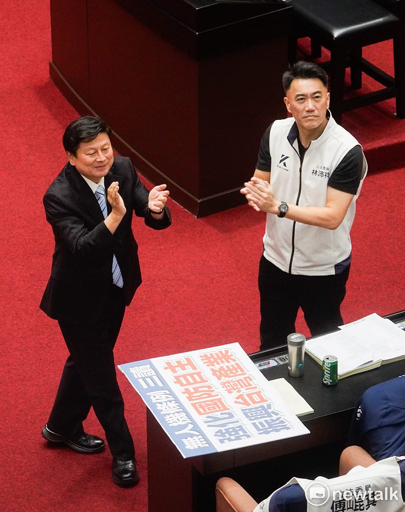國民黨立院黨團總召傅崐萁、書記長林沛祥在立法院院會三讀通過強化國防自主及無人載具產業發展條例草案後鼓掌。&nbsp;&nbsp;&nbsp;圖：張良一/攝