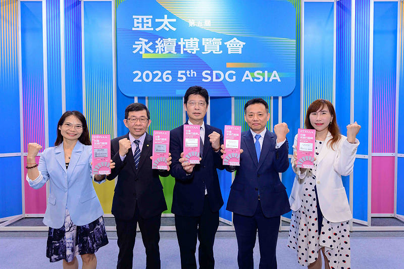 富邦金控五家子公司於第六屆「TSAA台灣永續行動獎」榮獲七大獎，頒獎典禮由左起富邦人壽協理王美如、富邦產險執行副總曾義陽、富邦證券執行副總蘇鐘淦、富邦投信副總黃銘煌、台北富邦銀行協理王雅琦出席領獎。&nbsp;&nbsp;&nbsp;圖：富邦金控／提供