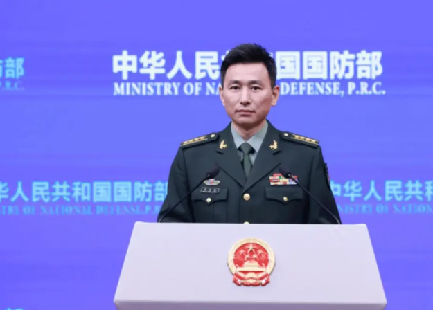  中國國防部新聞發言人張曉剛於 8 月 27 日針對仁愛礁問題公開表態，要求菲律賓盡快拖走非法坐灘的 57 號艦，並停止一切挑釁行徑。 圖：翻攝自騰訊網 