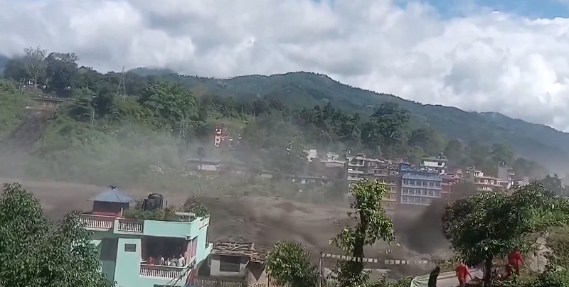  尼泊爾當局指出，該堰塞湖的蓄水量已突破 250 萬立方公尺，隨後溢入波特科西河。 圖：翻攝自 X @MrPew 