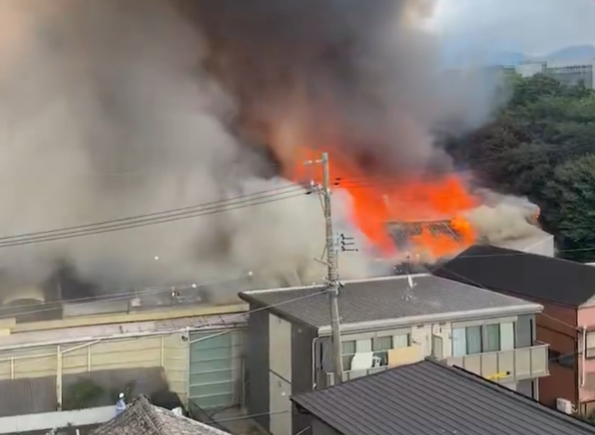  當局獲報後已緊急出動大批消防人員與車輛趕赴現場，全力進行灌救，以防堵火勢進一步擴大至周邊區域。 圖：翻攝自 X @sutekinanichiyo 