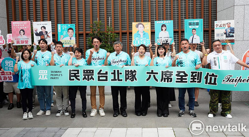 民眾黨主席黃國昌、創黨主席柯文哲陪同民眾黨台北市議員參選人到市選委會登記參選。&nbsp;&nbsp;&nbsp;圖：張良一/攝