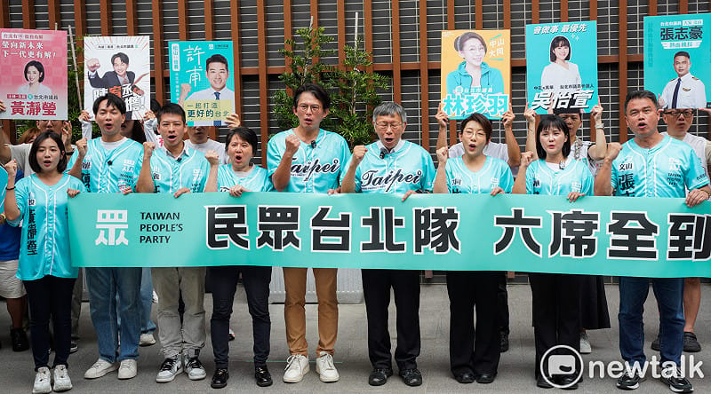 民眾黨主席黃國昌、創黨主席柯文哲陪同民眾黨台北市議員參選人到市選委會登記參選。&nbsp;&nbsp;&nbsp;圖：張良一/攝