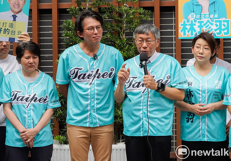 民眾黨主席黃國昌、創黨主席柯文哲陪同民眾黨台北市議員參選人到市選委會登記參選。&nbsp;&nbsp;&nbsp;圖：張良一/攝