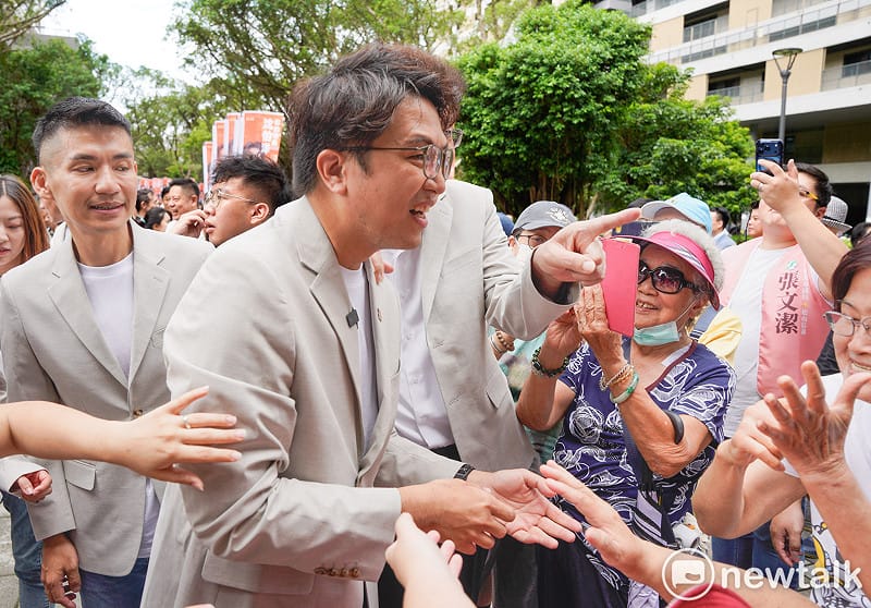 民進黨台北市長參選人沈伯洋在前總統蔡英文和民進黨台北市議員參選人陪同下，前往台北市選委會登記參選。圖為沈伯洋在登記前向市民致意。&nbsp;&nbsp;&nbsp;圖：張良一/攝