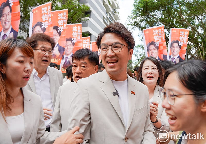 民進黨台北市長參選人沈伯洋在前總統蔡英文和民進黨台北市議員參選人陪同下,前往台北市選委會登記參選。圖為沈伯洋在登記前向市民致意。 圖:張良一/攝 民進黨台北市長參選人沈伯洋在前總統蔡英文和民進黨台北市議員參選人陪同下,前往台北市選委會登記參選。圖為沈伯洋在登記前向市民致意。 圖:張良一/攝