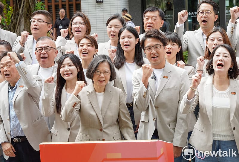 民進黨台北市長參選人沈伯洋在前總統蔡英文和民進黨台北市議員參選人陪同下,前往台北市選委會登記參選。沈伯洋在登記前舉行記者會,並和蔡前總統等人一起高呼:「台北順起來 航向新未來」口號。 圖:張良一/攝 民進黨台北市長參選人沈伯洋在前總統蔡英文和民進黨台北市議員參選人陪同下,前往台北市選委會登記參選。沈伯洋在登記前舉行記者會,並和蔡前總統等人一起高呼:「台北順起來 航向新未來」口號。 圖:張良一/攝
