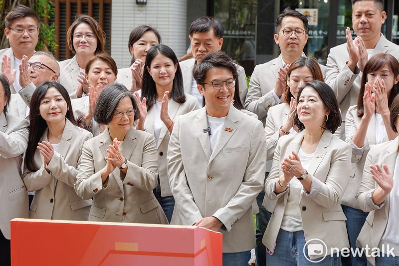 民進黨台北市長參選人沈伯洋在前總統蔡英文和民進黨台北市議員參選人陪同下，前往台北市選委會登記參選。沈伯洋在登記前舉行記者會，並和蔡前總統等人一起高呼：「台北順起來 航向新未來」口號。&nbsp;&nbsp;&nbsp;圖：張良一/攝
