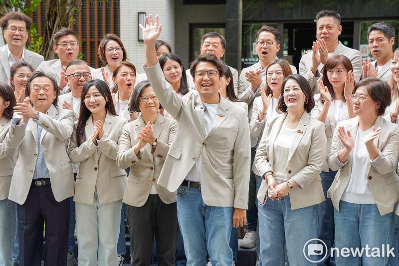 民進黨台北市長參選人沈伯洋在前總統蔡英文和民進黨台北市議員參選人陪同下，前往台北市選委會登記參選。沈伯洋在登記前舉行記者會，並和蔡前總統等人一起高呼：「台北順起來 航向新未來」口號。&nbsp;&nbsp;&nbsp;圖：張良一/攝