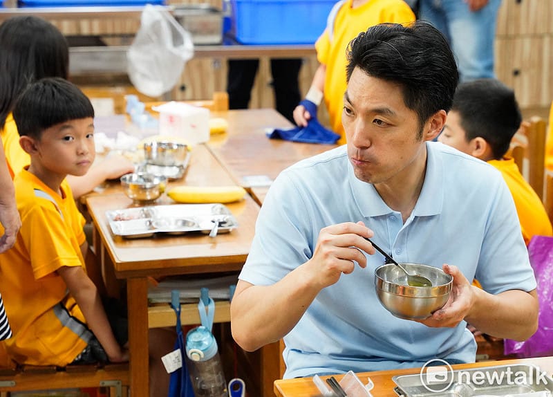 台北市長蔣萬安在教育局長湯志民的陪同下，到景美國小視察國中小免費午餐全面實施情況，並和小朋友共進午餐。 &nbsp;&nbsp;&nbsp;圖：張良一/攝